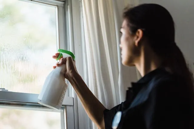 Schoonmaakspray wordt gebruikt om urinegeur van oppervlak te verwijderen